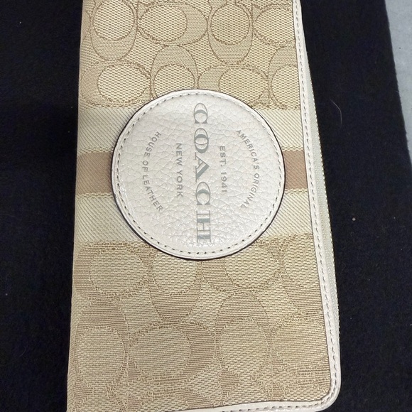 Coach City Tote with matching Coach Accordian Zip Wallet/Wristlet - Picture 3 of 15